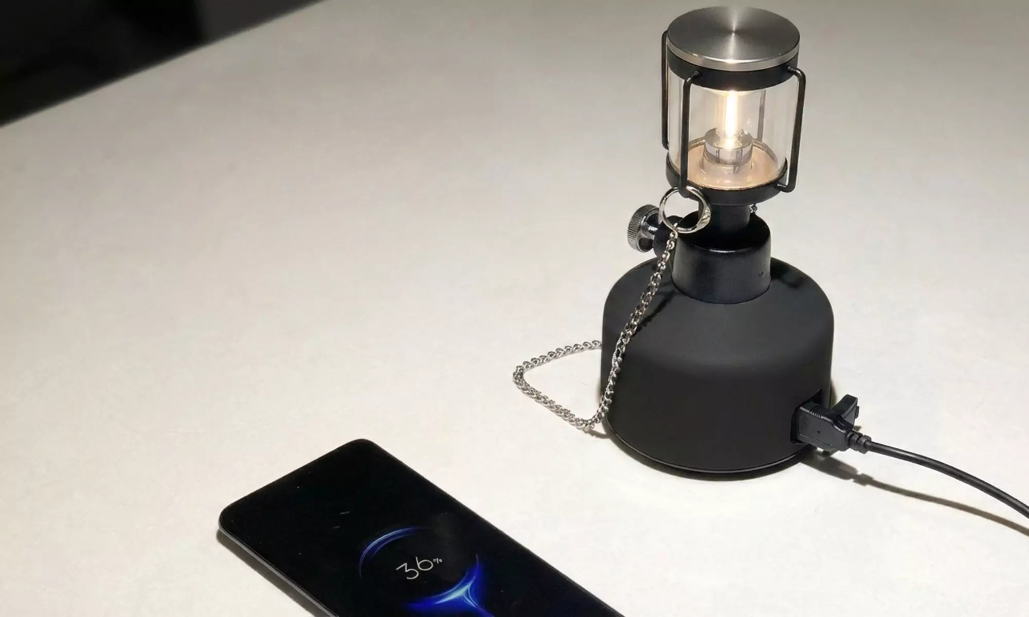 Draagbare vintage led-lantaarn met ingebouwde powerbank