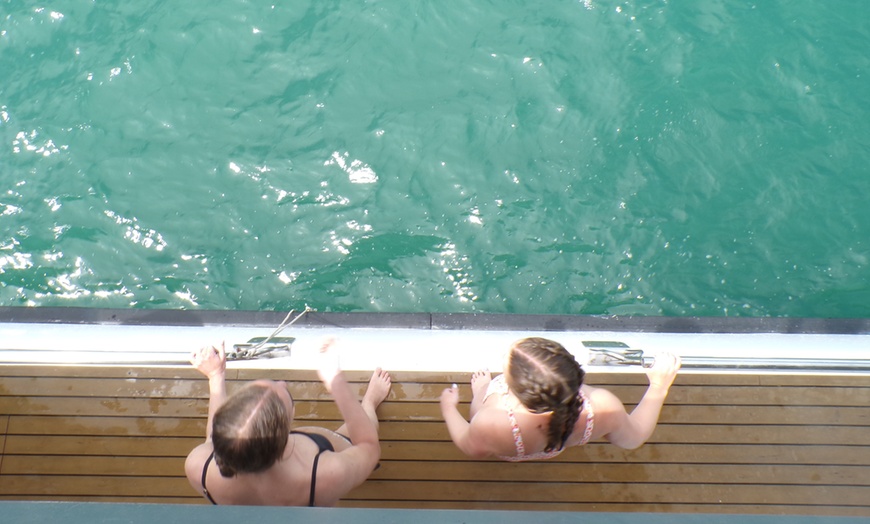 Image 8: Excursión en catamarán con comida y baño en alta mar 
