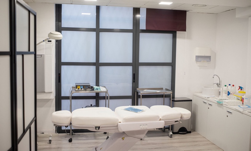 Image 7: Inyección efecto lifting facial con mesoterapia o ADN regenerativo