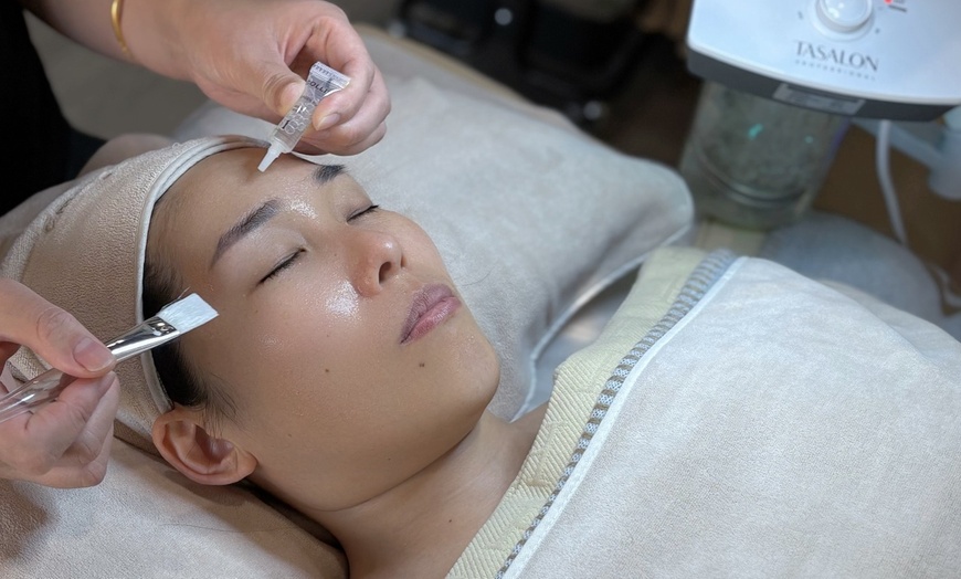 Image 4: Relax with a Deep Cleansing Facial Experience! 