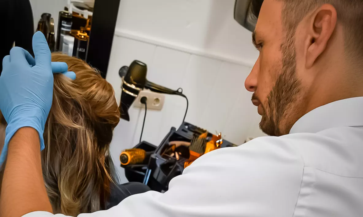 Sesión de peluquería con corte y peinado, tinte, mechas e hidratación