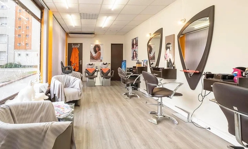 Image 1: Pour une chevelure sublimée : shampoing, coupe et soin brushing