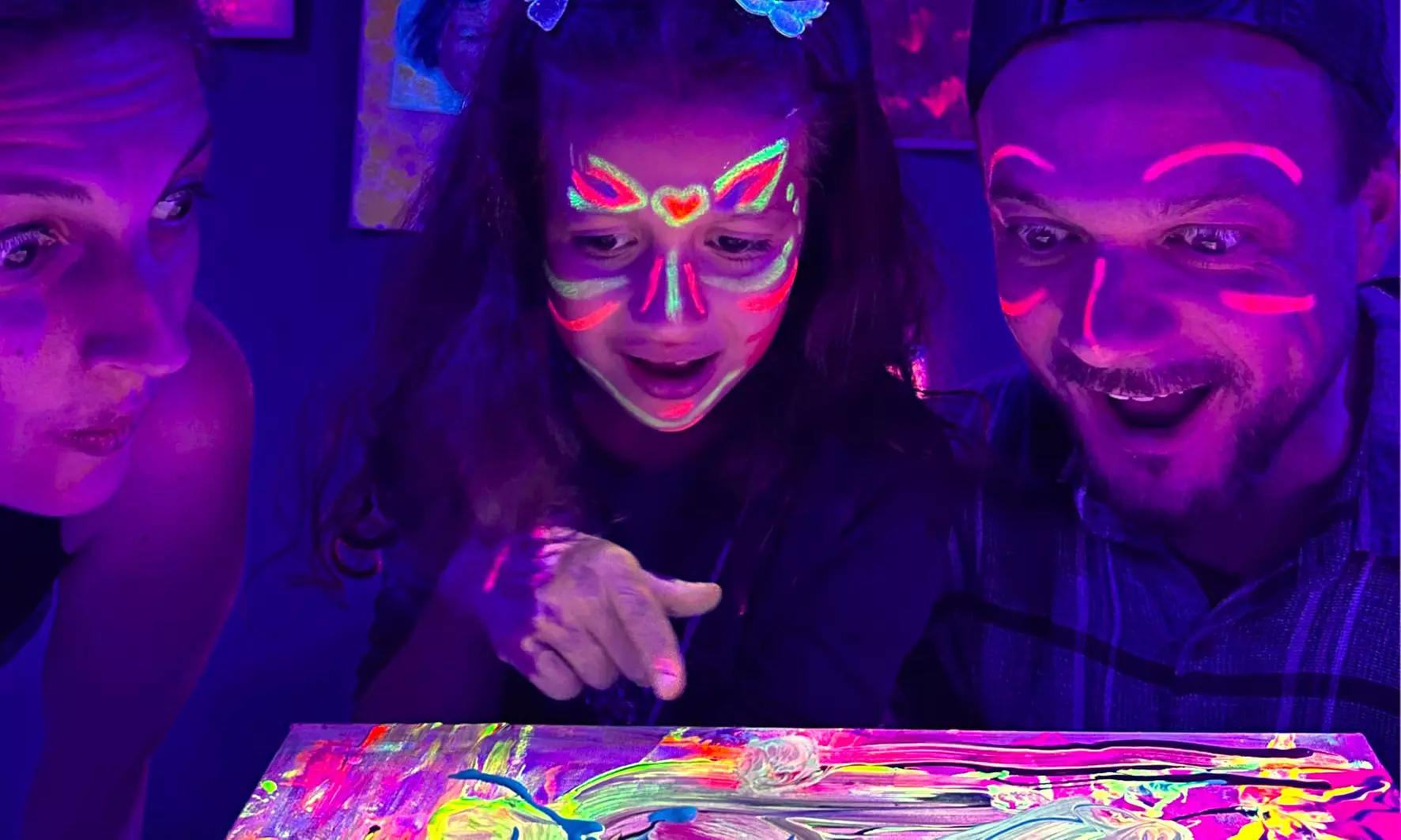 Taller PINTA LUZ de pintura neón para 1 o 2 personas, niños y adultos
