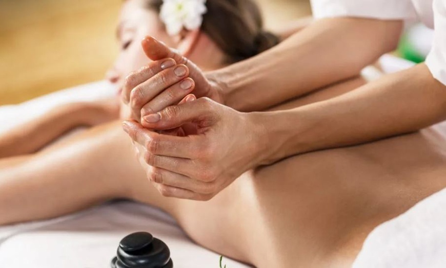 Image 1: Masaje con técnica a elegir de 40 o 50 minutos para 1 persona