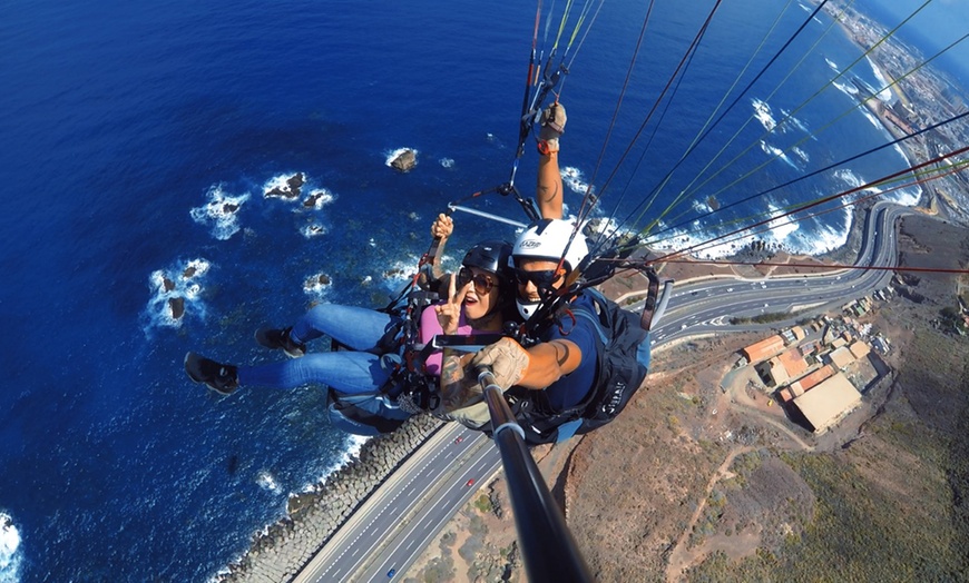 Image 5: Roza las nubes: vuelo de iniciación al parapente con foto incluida