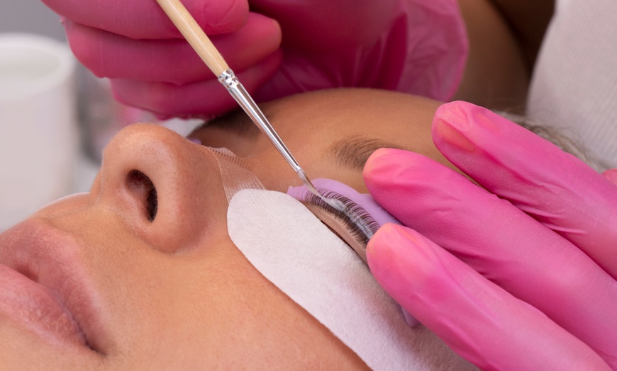 Image 3: Lifting y tinte de pestañas con opción a visagismo y laminado de cejas 