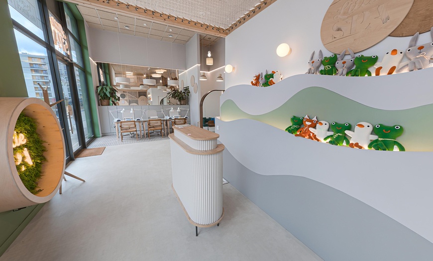 Image 2: Stylizacja hybrydowa paznokci i wejście na salę zabaw dla najmłodszych