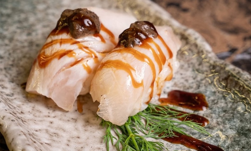 Image 1: ¡Directos a Japón! Menú de sushi a compartir para 2 o 4 personas