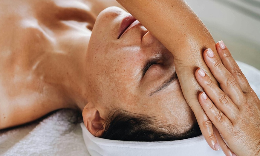 Image 1: Luxus für deine Haut: Massage für Gesicht, Dekolleté & Nacken