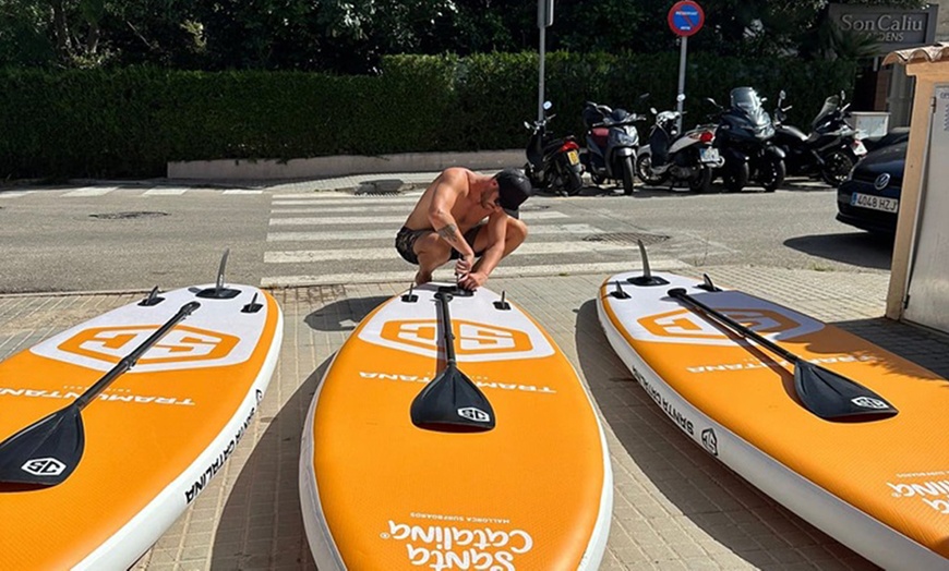 Image 4: Exploras las aguas mallorquinas: alquiler o clase grupal de paddlesurf