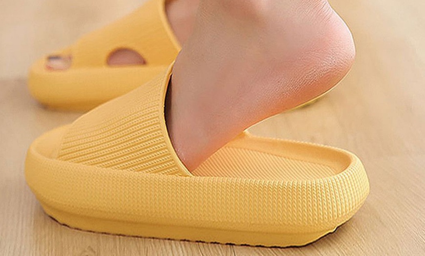 Image 8: Pair of Ergonomic Non-Slip Slippers