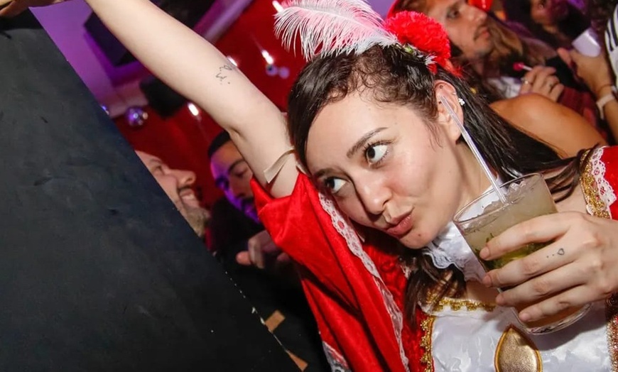 Image 5: Chin, chin: 2 horas de barra libre de cerveza para 1, 2 o 4 personas 