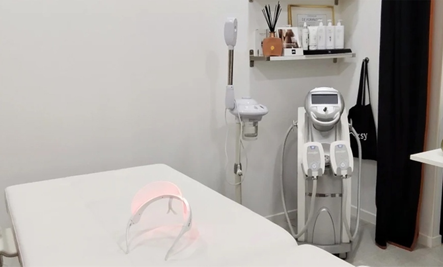 Image 2: Pose de vernis semi-permanent couleur à Divines