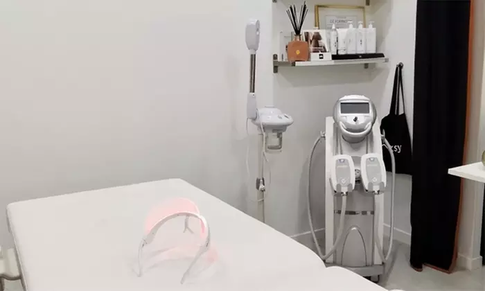 Pose de vernis semi-permanent couleur à Divines