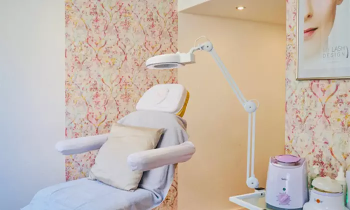 60 Min. klassische Gesichtsbehandlung, opt. Wimpern- oder Augenbrauenfärben und Hand-Massage (bis 41% sparen) - Second Medium