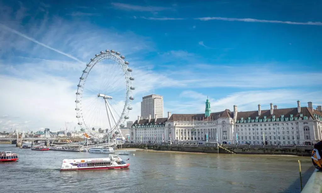 London: Stay for 2-4 in Deluxe Rooms with Breakfast