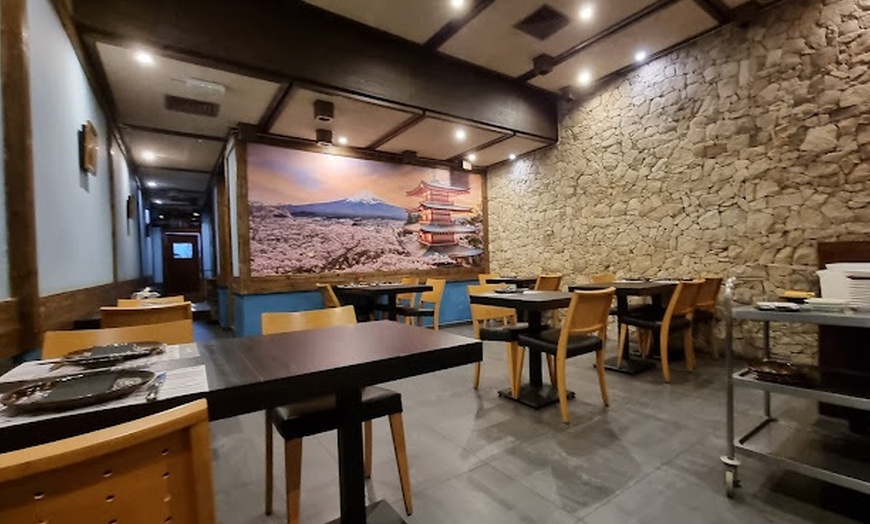 Image 13: Explora lo auténtico: menú degustación de sushi para 2 o 4 personas