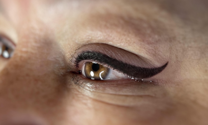 Image 7: Luce un eyeliner semipermanente con microblading o micropigmentación