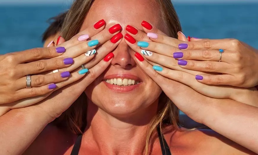 Image 1: Manicura, pedicura o manipedi con esmaltado normal o semipermanente