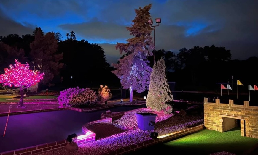 Image 4: Up to 33% Off Glow in the Dark Mini Golf at Lilli Putt