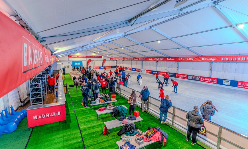 Image 2: Acceso a pista de hielo con patines durante 45 minutos para 1 persona