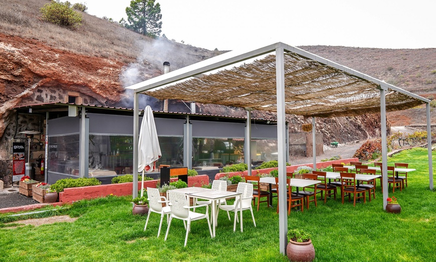 Image 9: Menú de comida con visita a bodega y cata de vinos para 1 o 2 personas