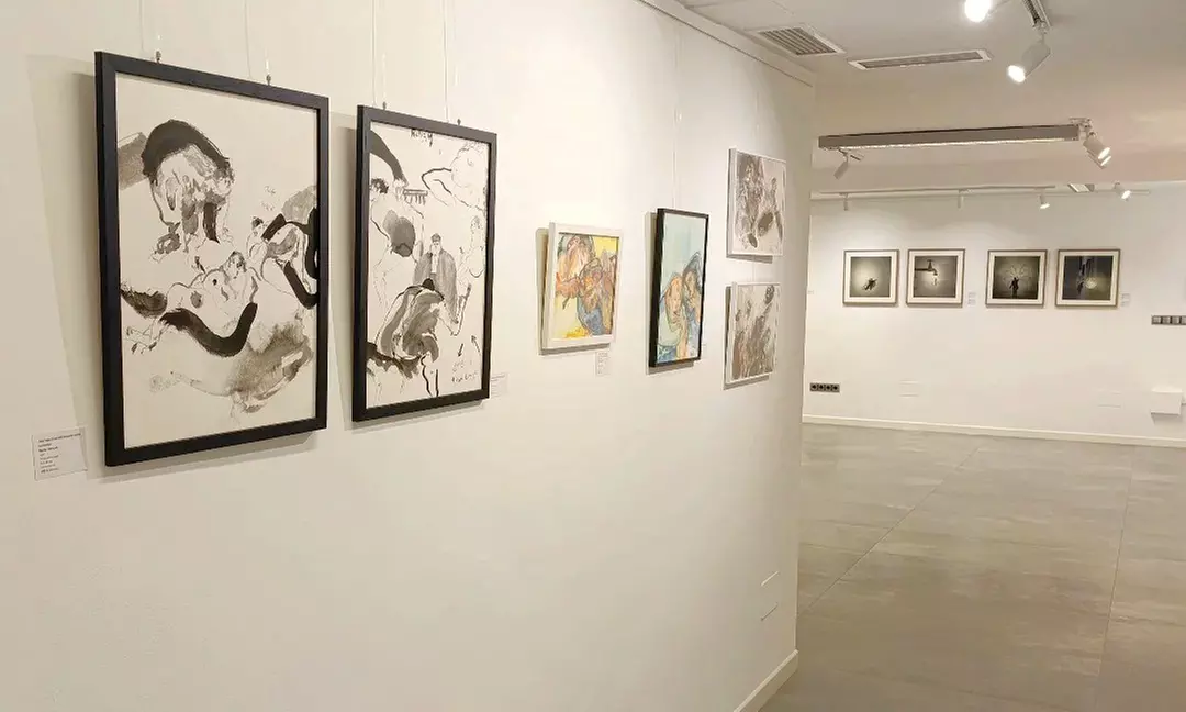 Taller de posavasos de mosaico en galería de arte en Madrid centro