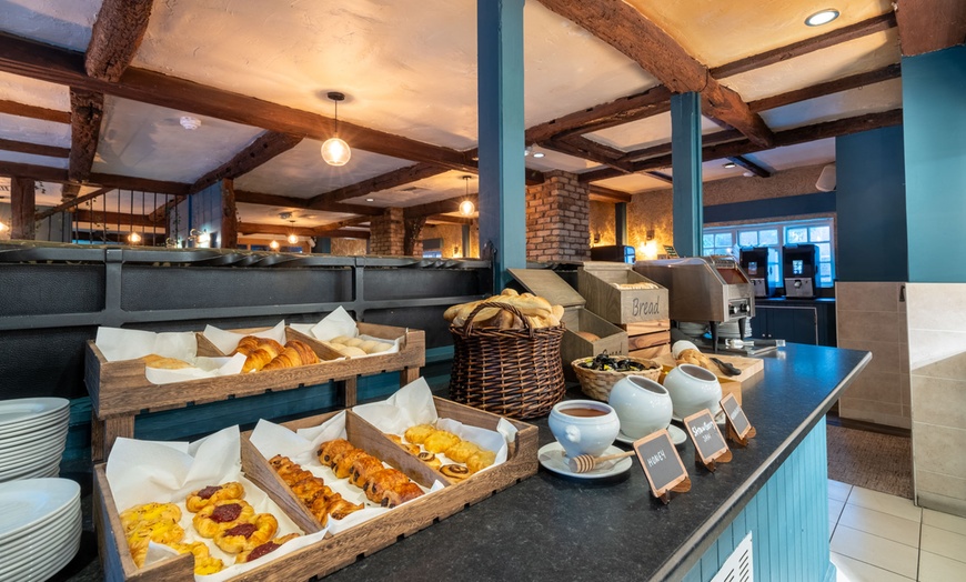 Image 7: Charming Warwickshire: 1 Night w/ Breakfast, Prosecco & Late Checkout