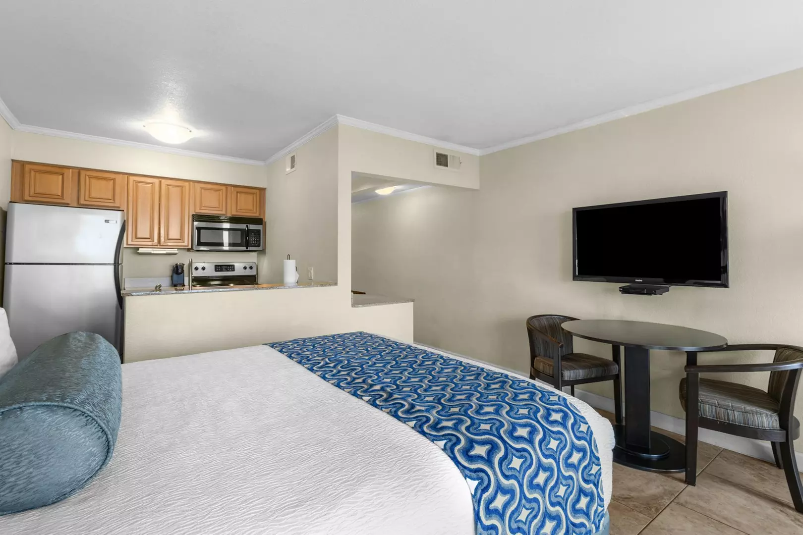 Sailport Waterfront Suites: Your Gateway to Bayside Serenity
