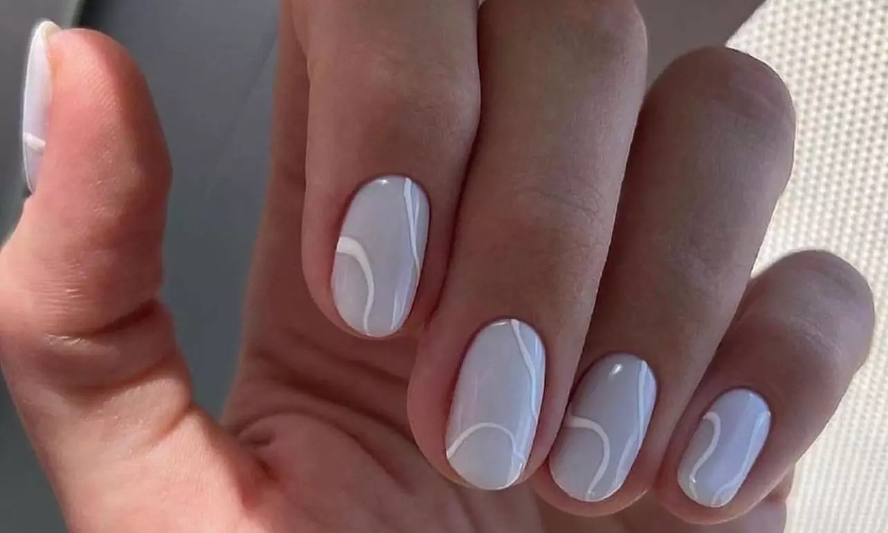 Manicura clásica con esmaltado normal o semipermanente