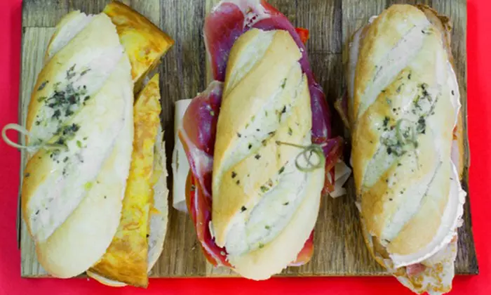 Brunch para 2 o 4 con bocatín, ensalada, café, postre y bebida