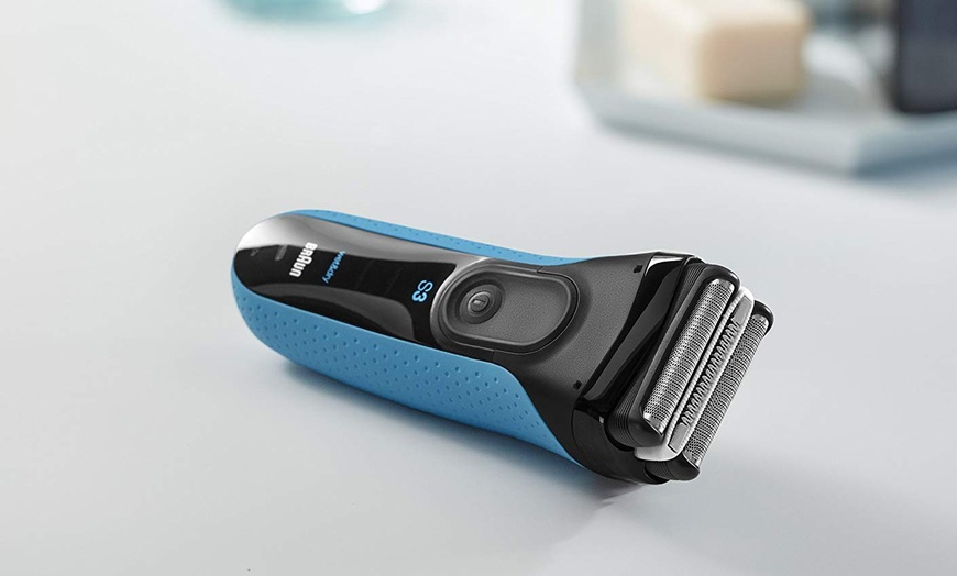 Image 3: Braun Electric Shaver