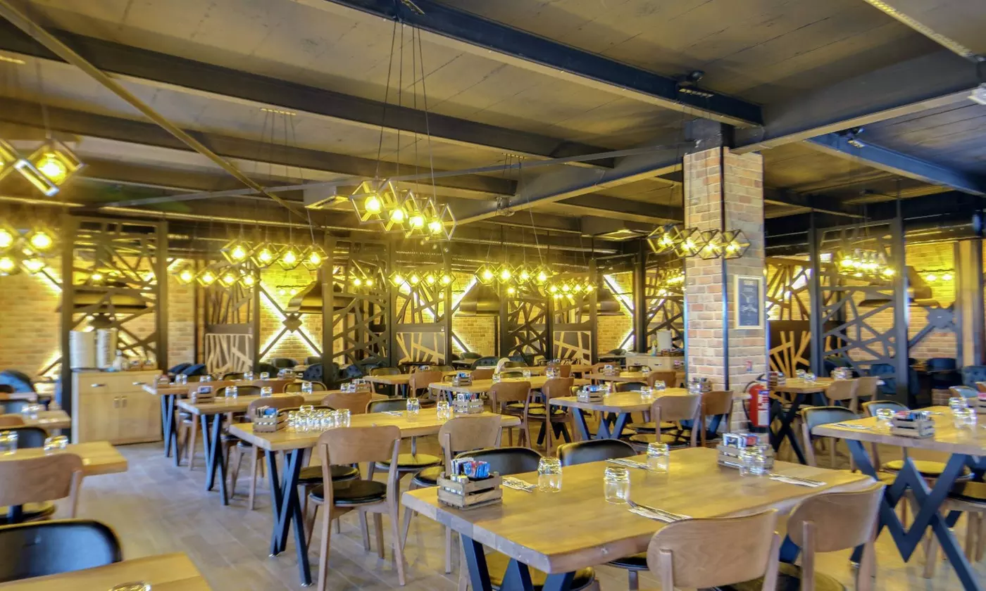 Grillades mixtes à partager dans un steakhouse chaleureux