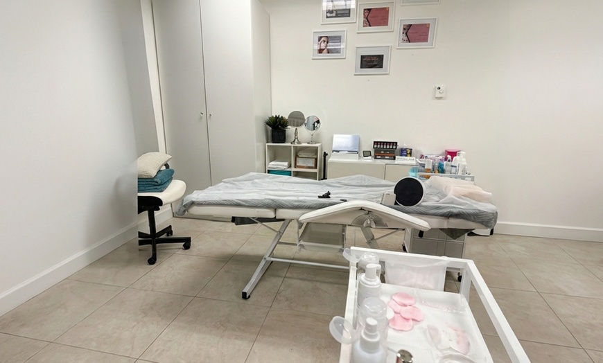 Image 2: Get Full Set of Classic, Hybrid, or Volume Eyelash Extensions Sessions