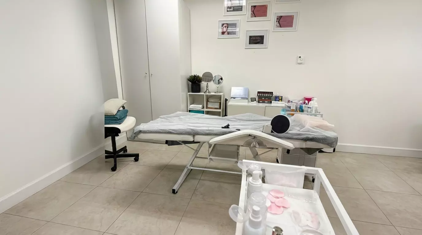 Get Full Set of Classic, Hybrid, or Volume Eyelash Extensions Sessions