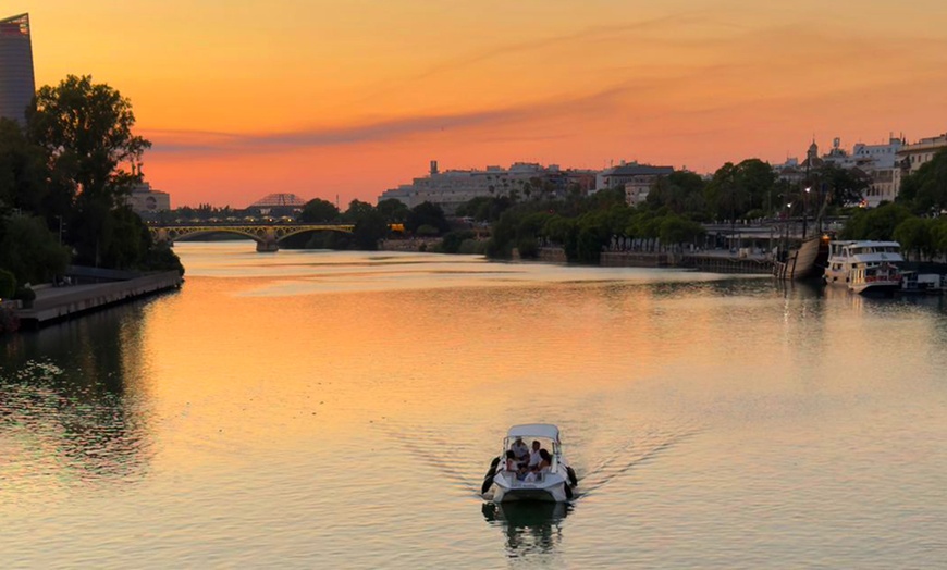 Image 2: Paseo histórico en hydronave por el Guadalquivir