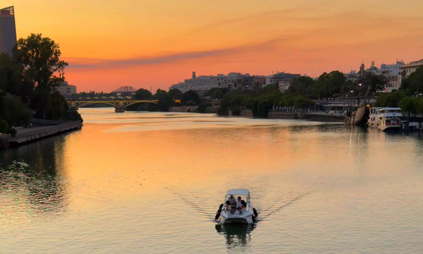 Paseo histórico en hydronave por el Guadalquivir