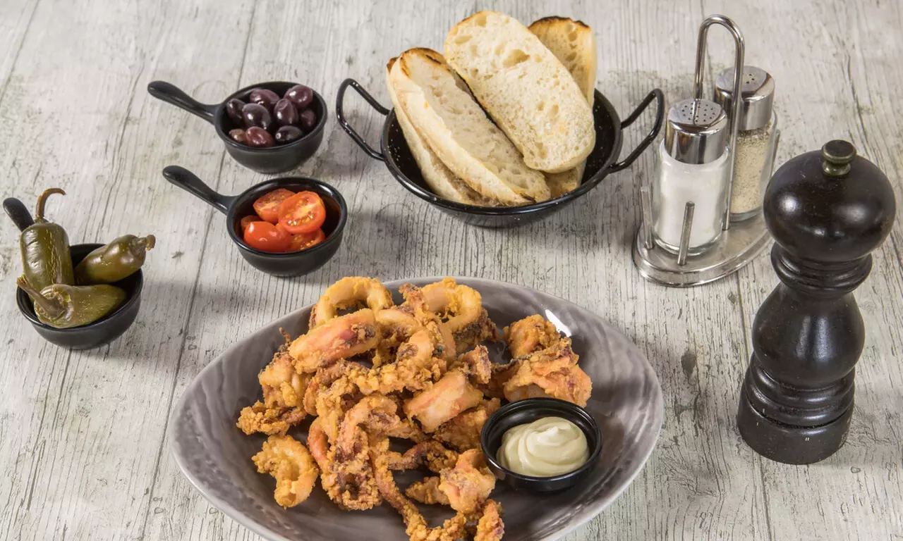 Menú mediterráneo para 2 o 4 con postres y vino con vistas al mar