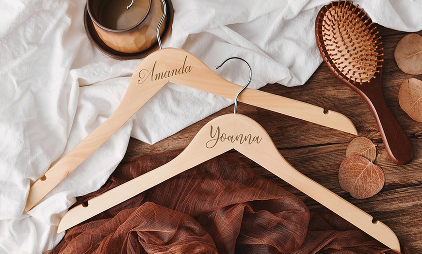 Image 8: Personalisierte Kleiderbügel aus Holz mit Namen und Datum