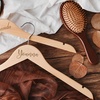 Image 8: Personalisierte Kleiderbügel aus Holz mit Namen und Datum