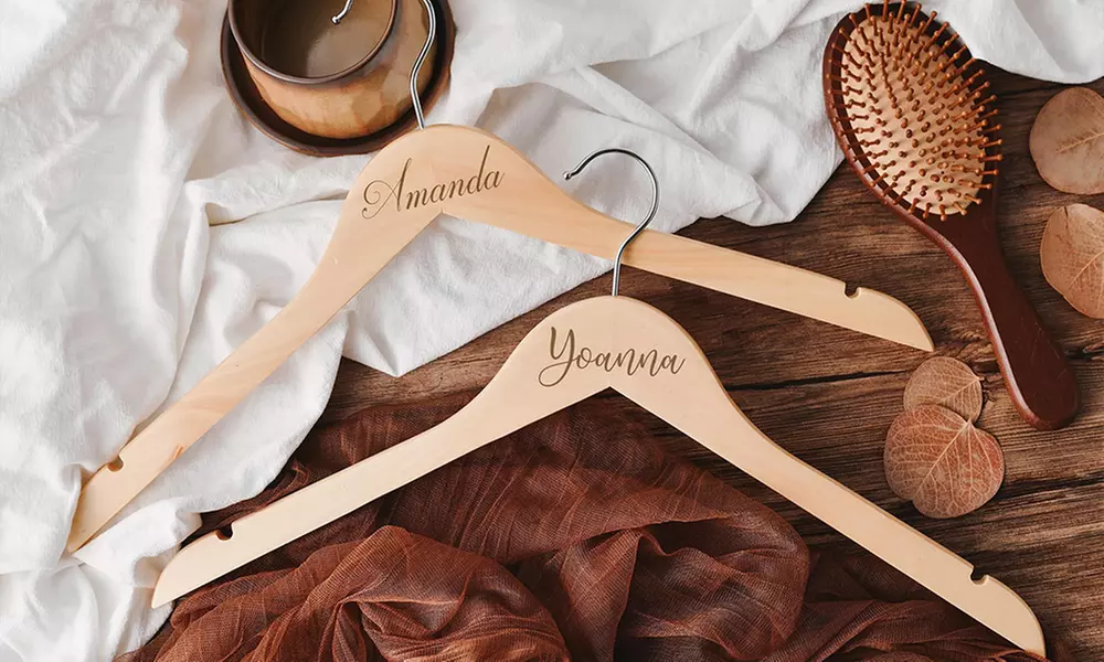 Personalisierte Kleiderbügel aus Holz mit Namen und Datum