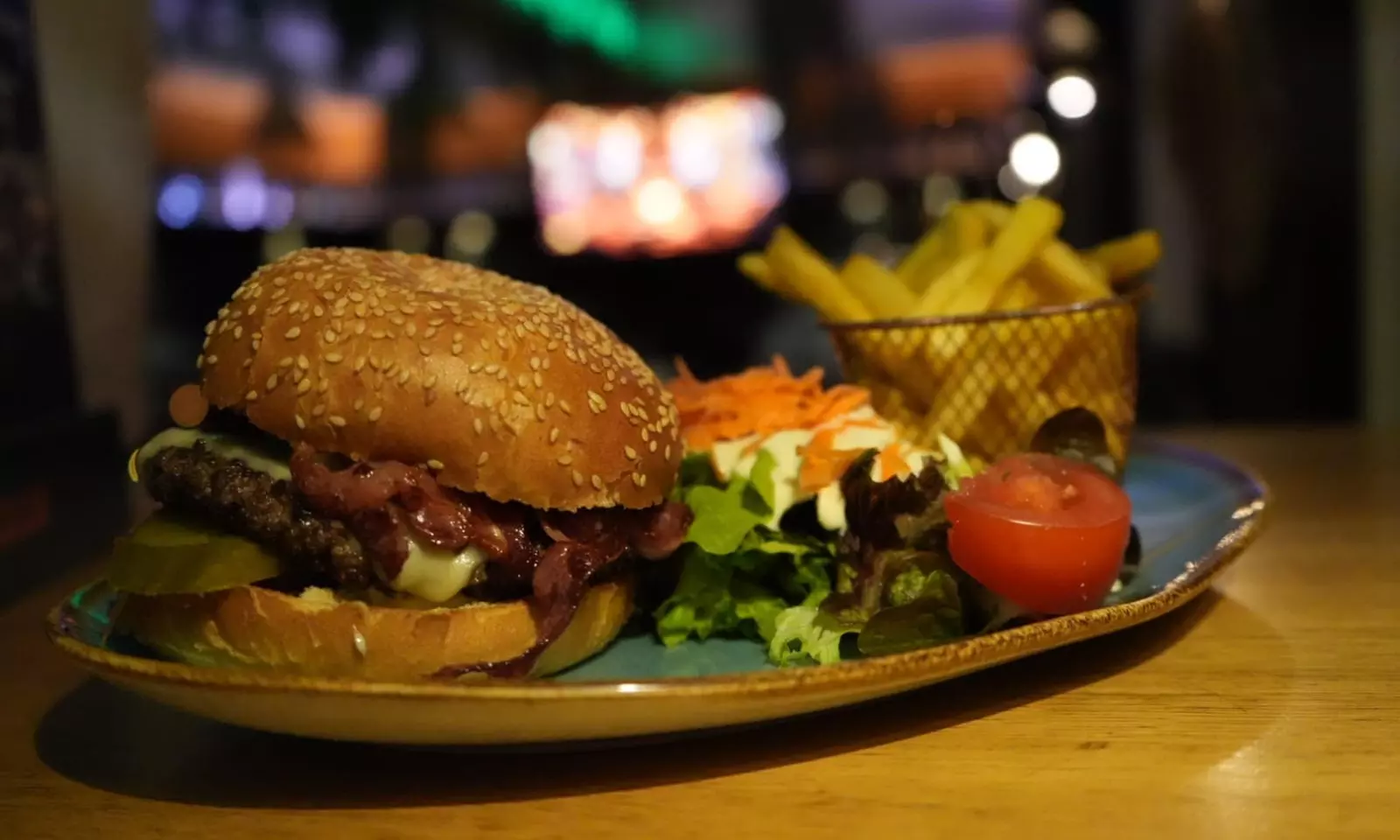 Burger nach Wahl inkl. Pommes und Salat für 1, 2 oder 4 Personen