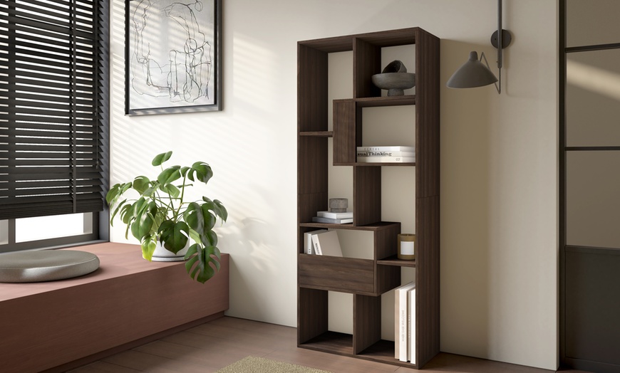 Image 58: Speels vormgegeven boekenkast