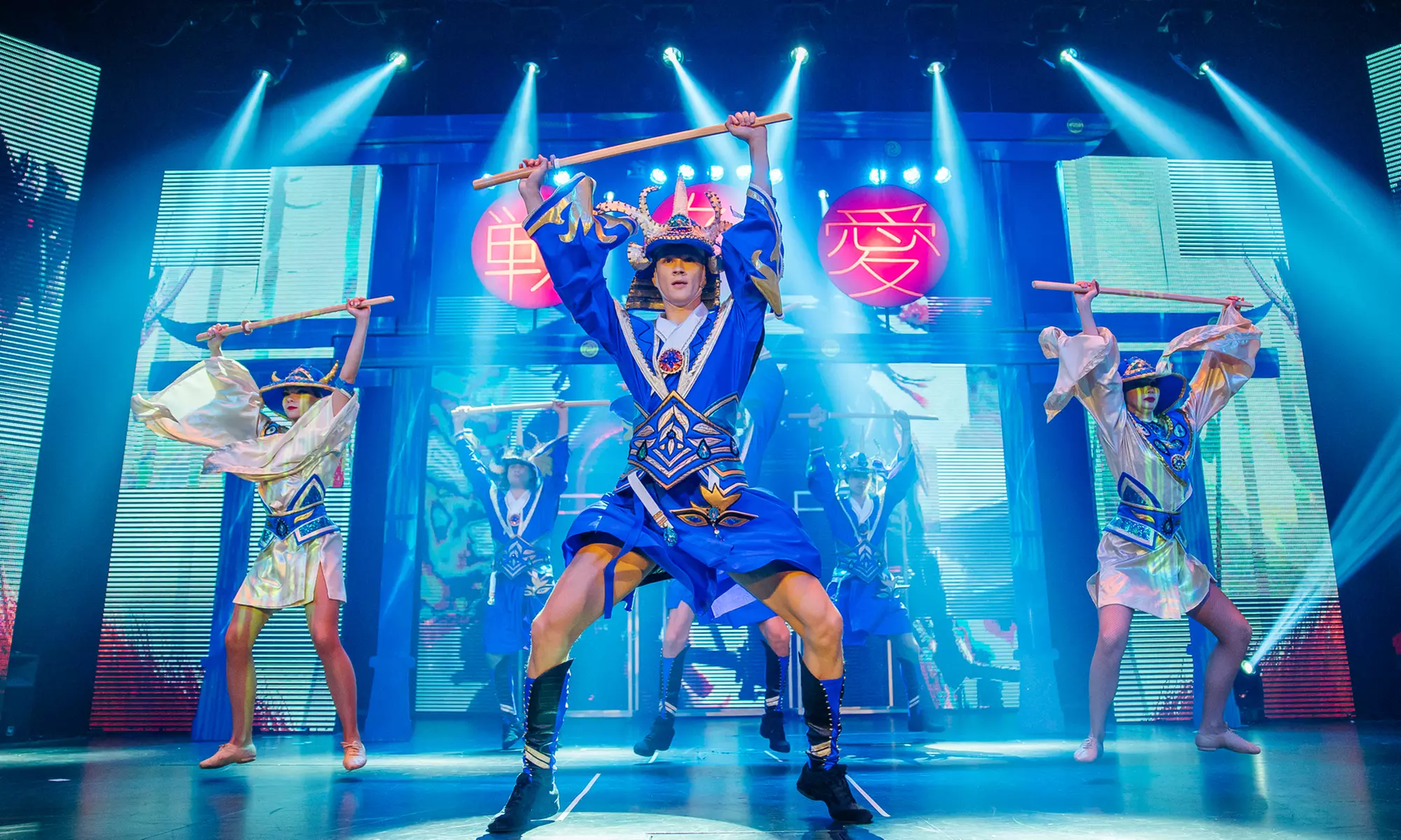 2 Plätze für eine Show, optional mit Menü und Cocktail