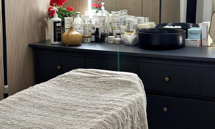 Image 2: Limpieza facial con peeling, cavitación, ampolla y mascarilla de algas 