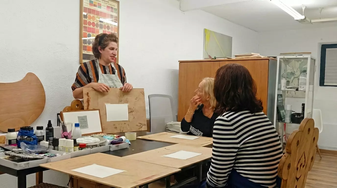 Taller de pintura creativa con picoteo y cava para 1, 2 o 6 personas