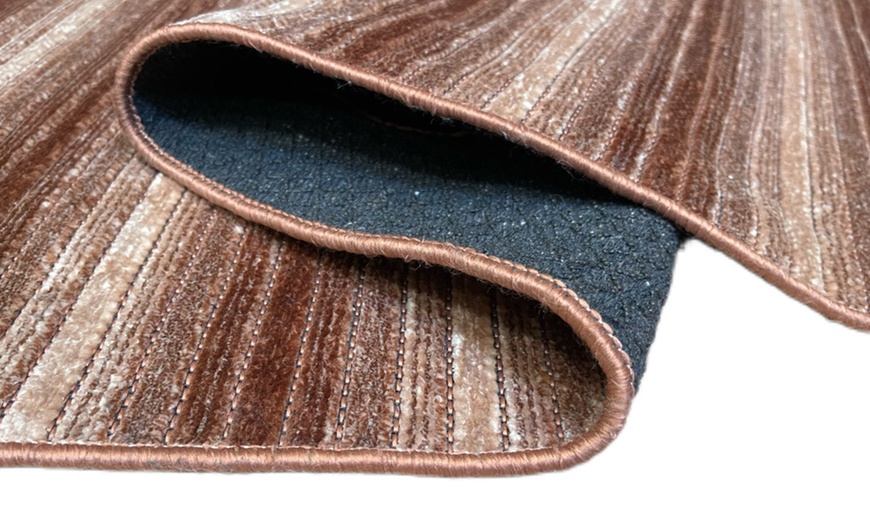 Image 4: Gestreifter Teppich