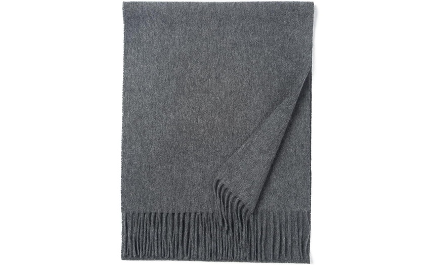 Image 11: Bufanda de lana con flecos