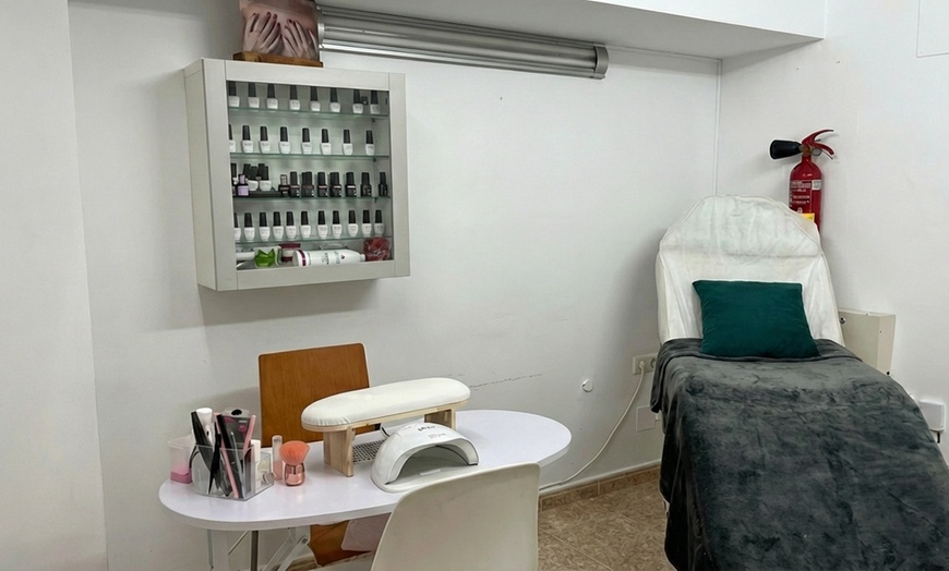 Image 2: Manicura y/o pedicura normal o semipermanente