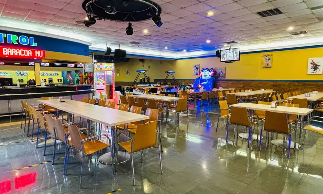 Partida de bolos con palomitas y bebida en Bowling Alcalá